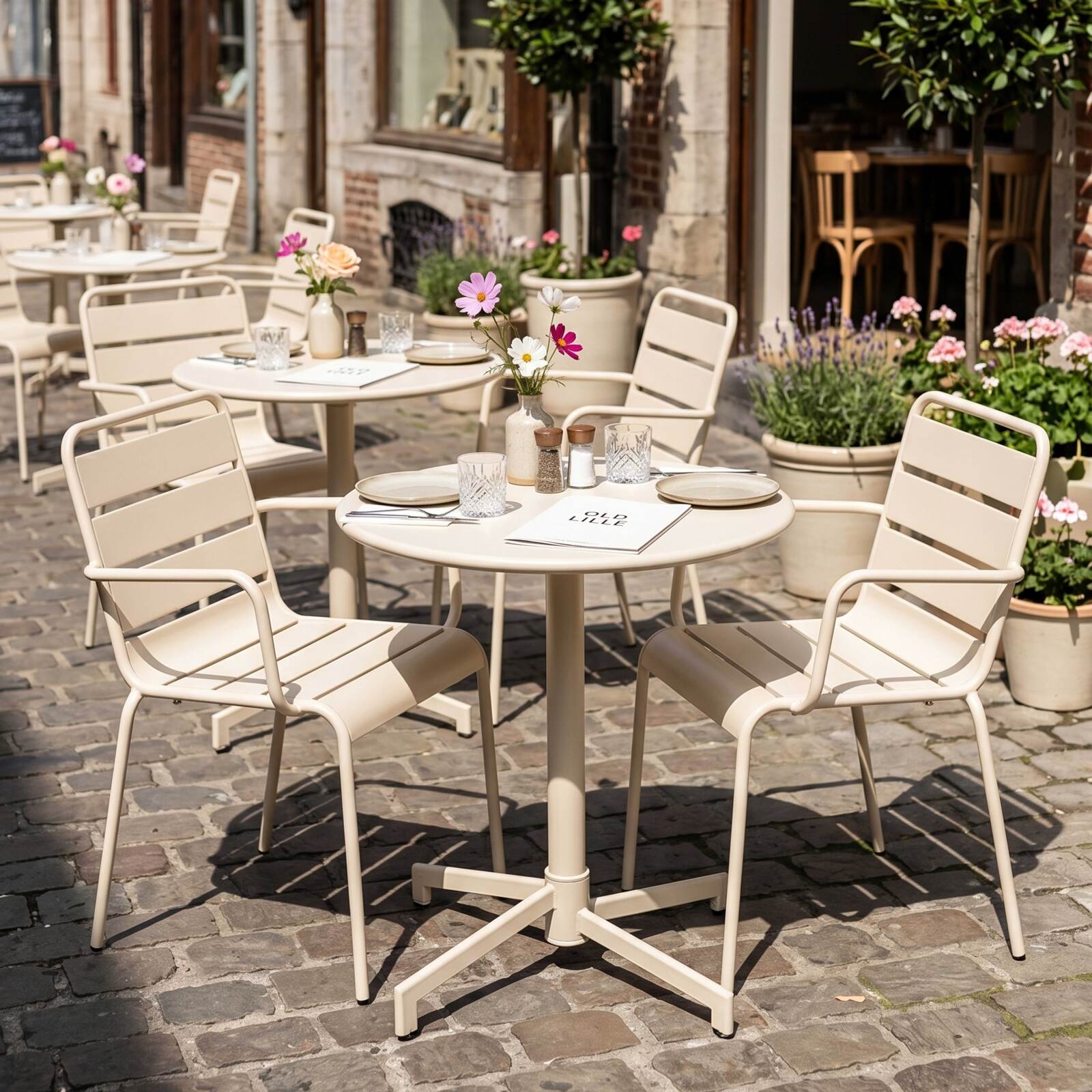 Tavolo da giardino bistrot rotonda inclinabile in metallo con piede incassato 70x70 cm e 2 sedie con braccioli