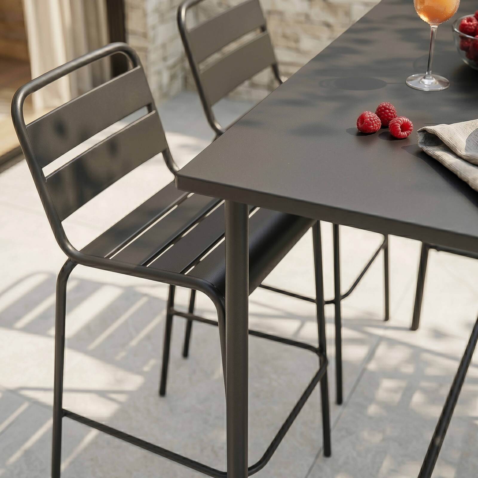 Tavolo alto da esterno in metallo 120x60 cm e 4 sedie alte