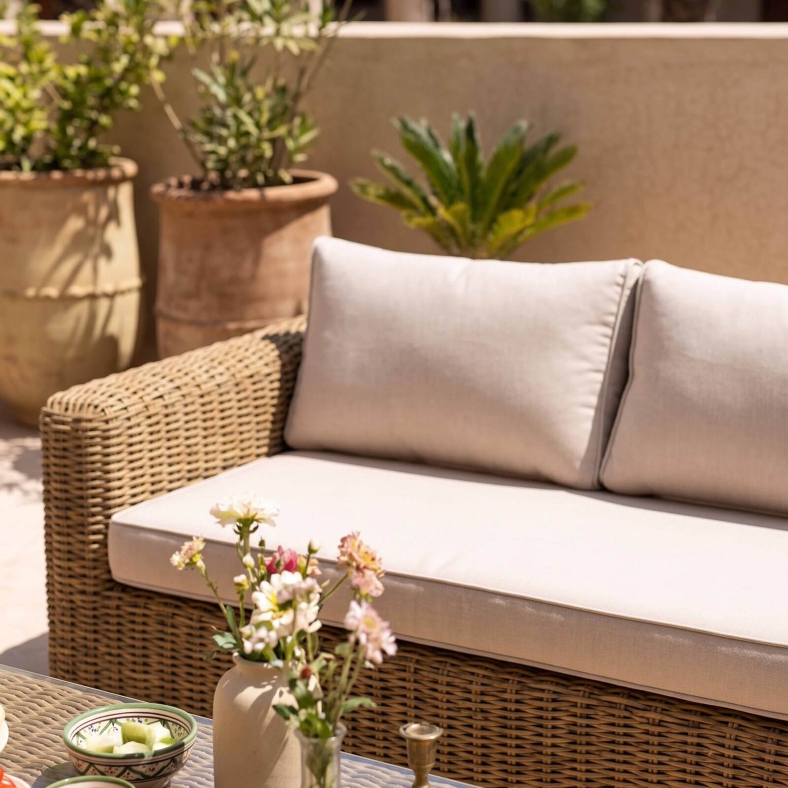Salotto da giardino in resina intrecciata a 6 posti con 2 divani, 2 poltrone e 1 tavolino