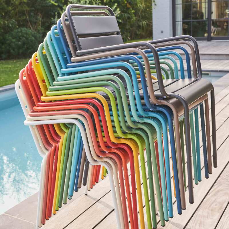 Sedia da giardino con braccioli in metallo