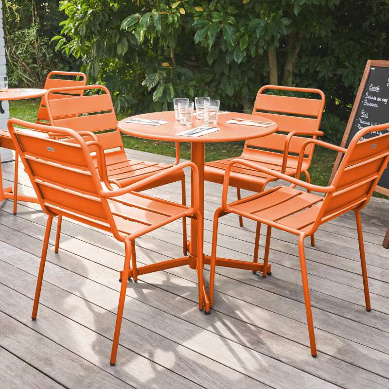 Tavolo da giardino bistrot rotondo inclinabile in metallo Ø70 cm e 4 sedie con braccioli - Lifestyle