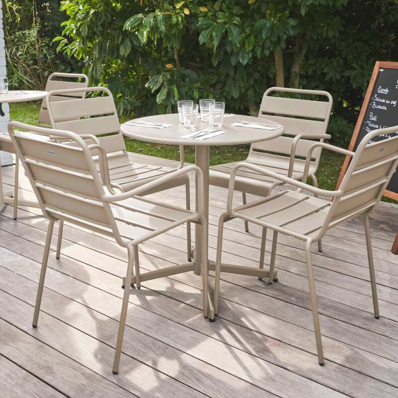 Tavolo da giardino bistrot rotondo inclinabile in metallo Ø70 cm e 4 sedie con braccioli - Lifestyle