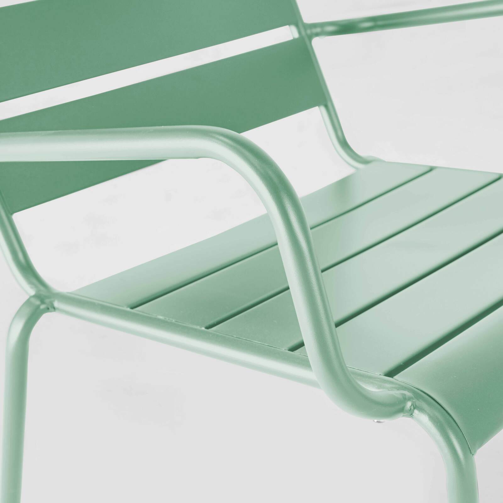 Poltrona bassa e poggiapiedi in metallo