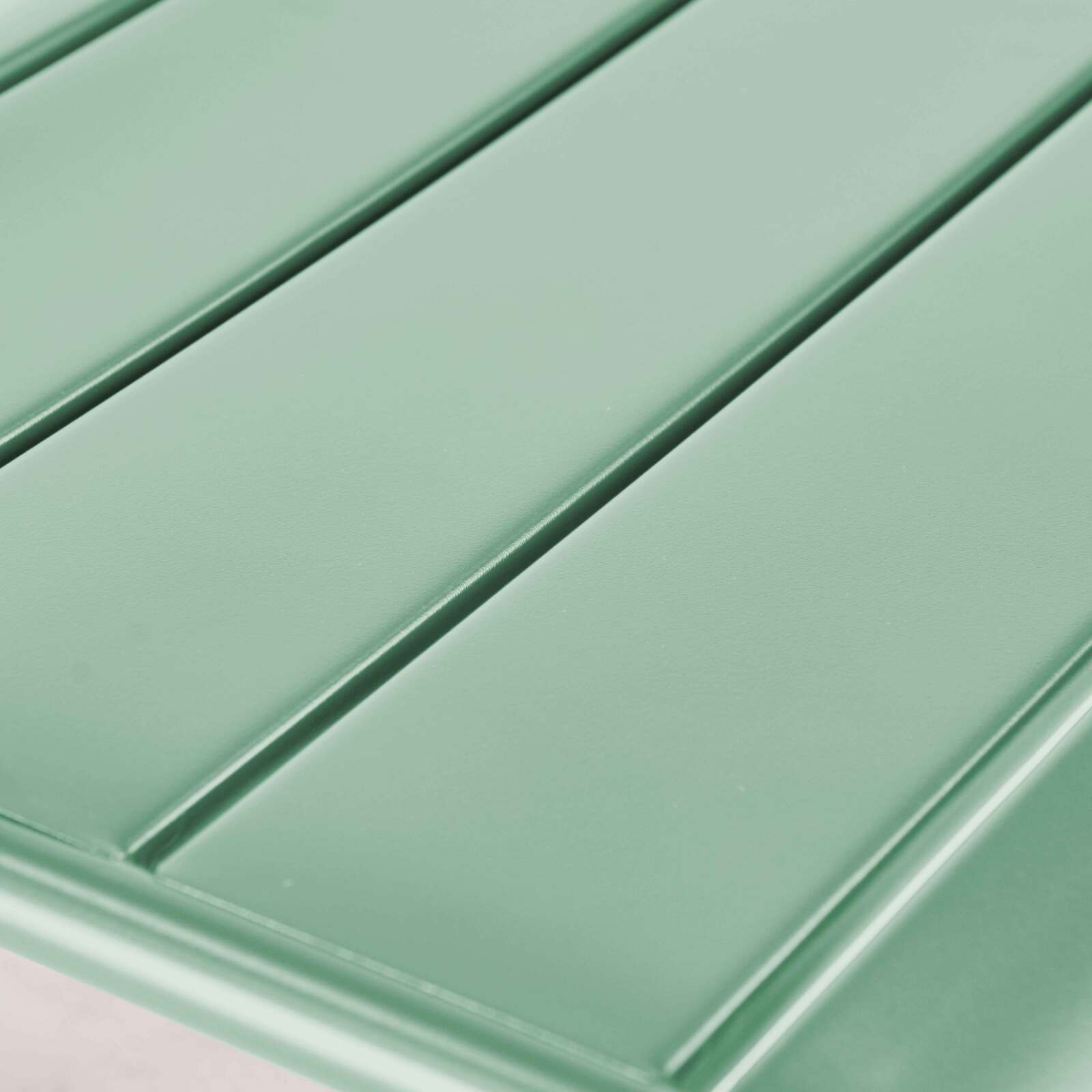 Poltrona bassa e poggiapiedi in metallo