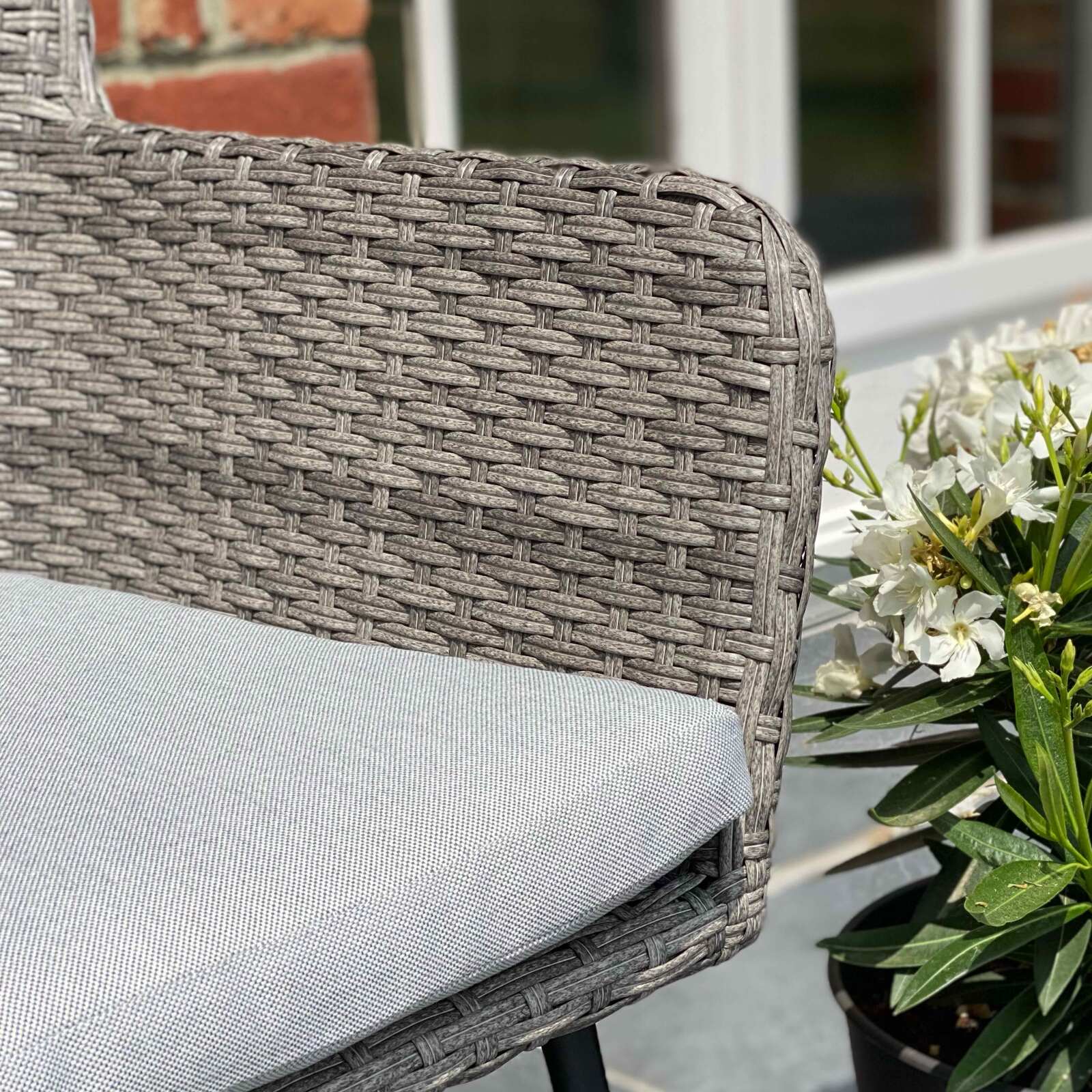 Tavolo da giardino rettangolare 180 x 90 cm e 6 sedie con braccioli in resina intrecciata