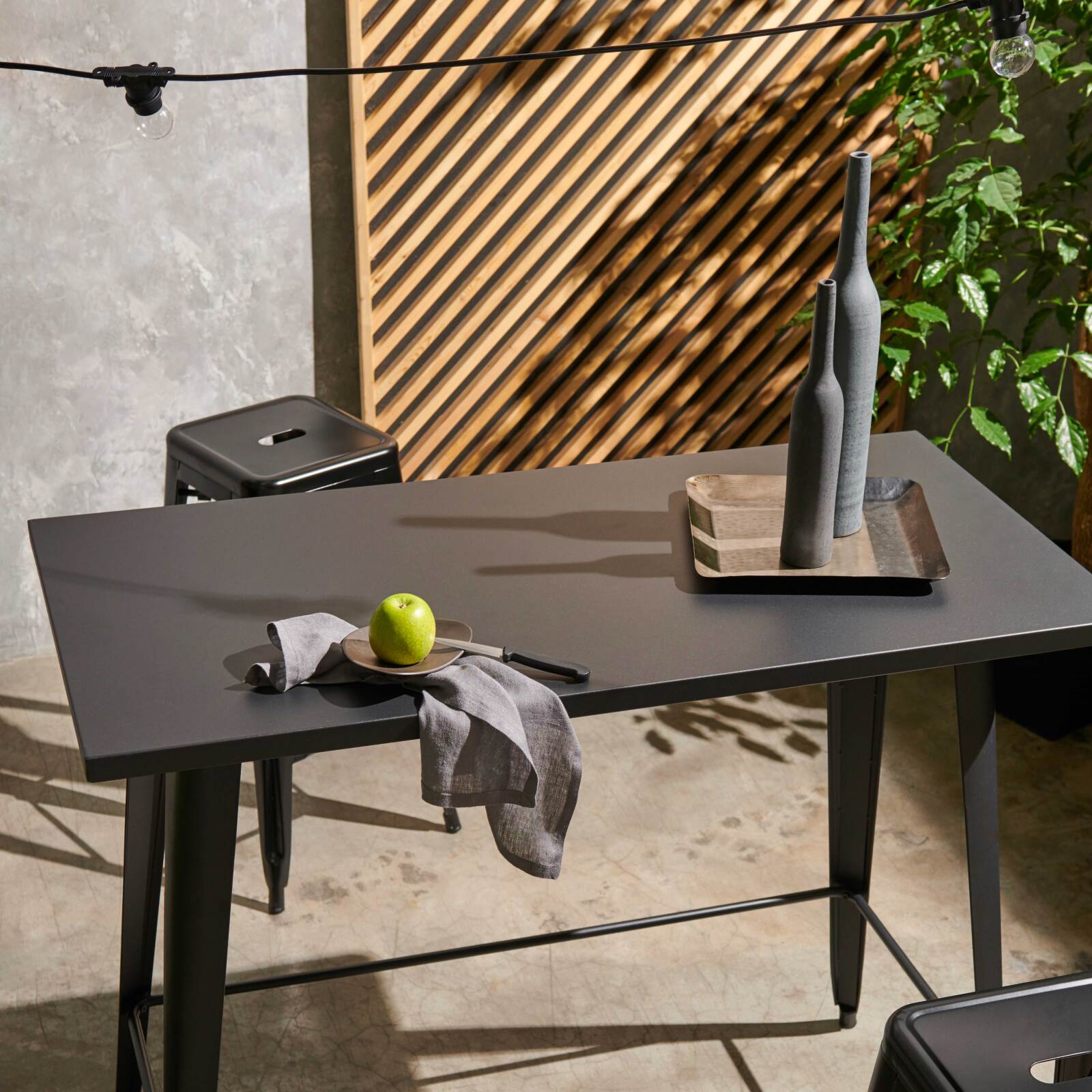 Tavolo alto da giardino 120 x 60 cm e 4 sgabelli in metallo nero opaco