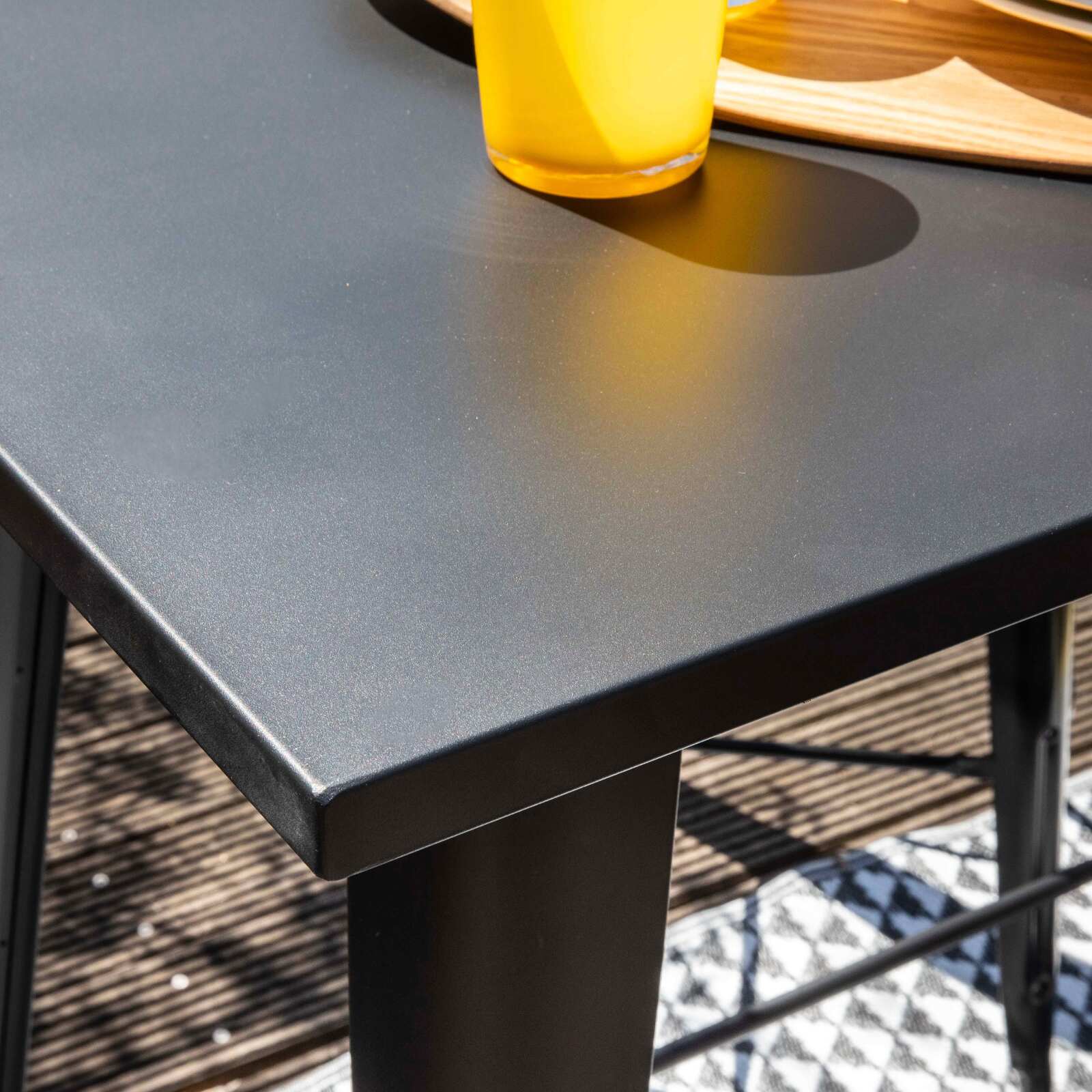 Tavolo alto da giardino 120 x 60 cm e 4 sgabelli in metallo nero opaco Tavolo alto da giardino 120 x 60 cm e 4 sgabelli in metallo nero opaco