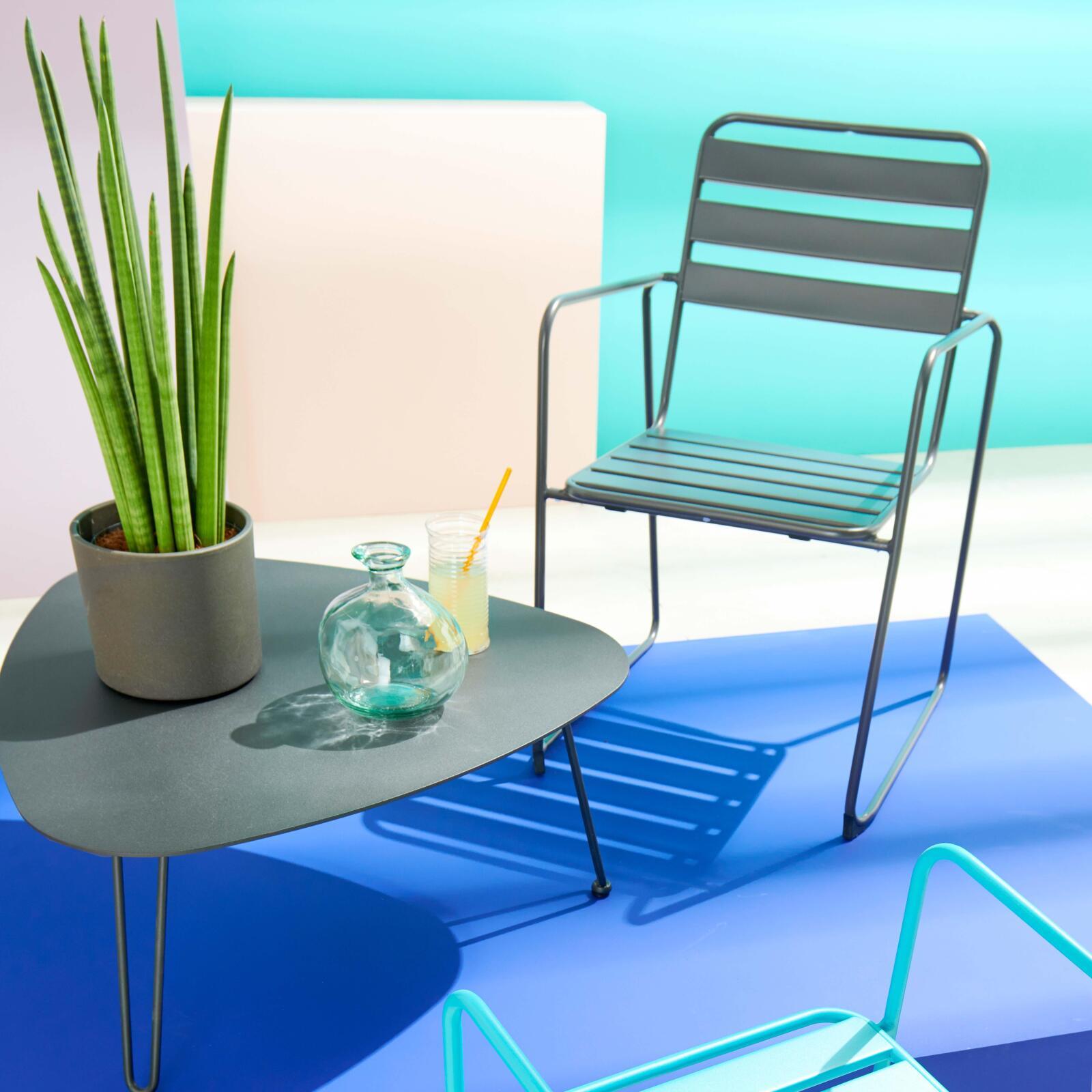 Poltrona da giardino impilabile in metallo