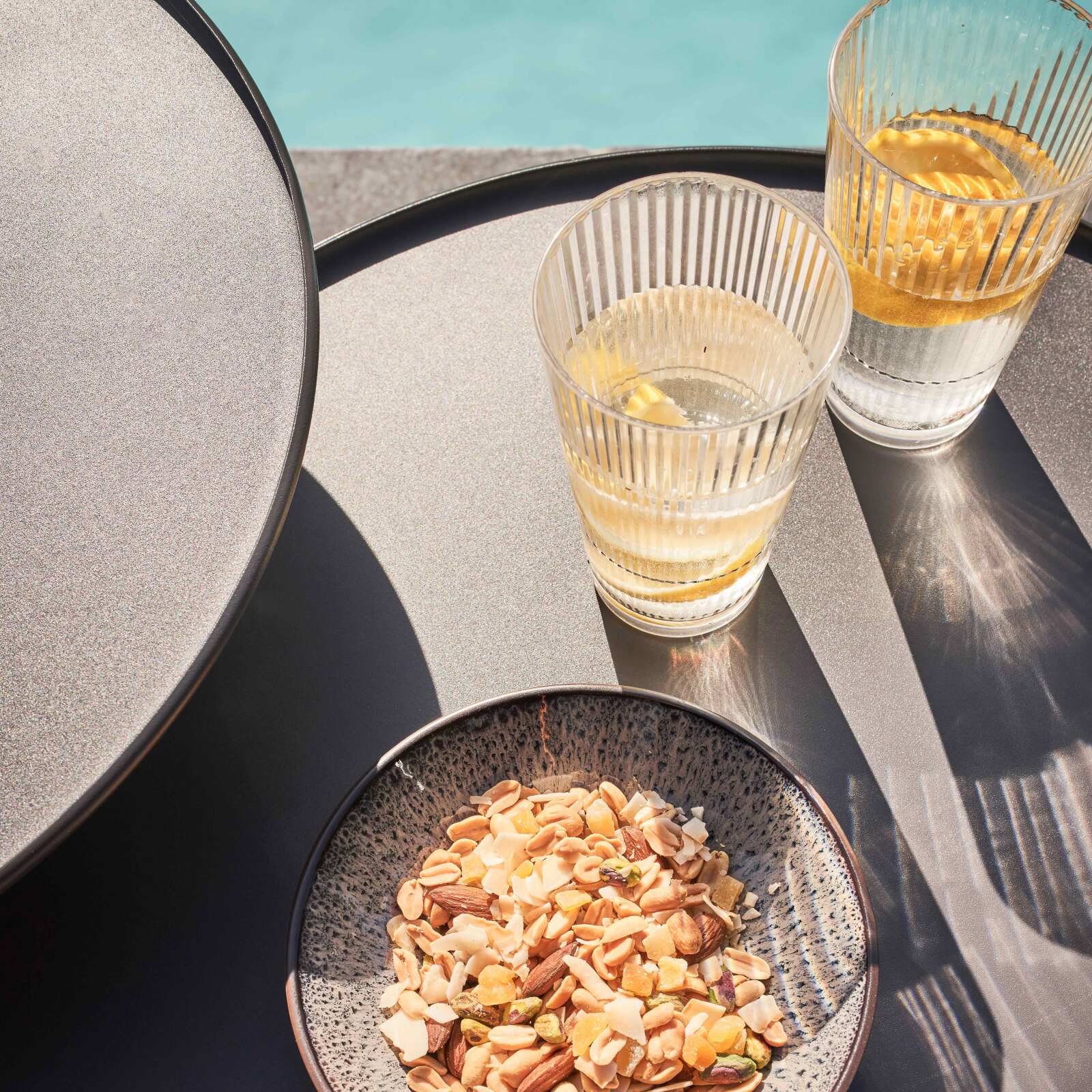 Set di 2 tavolini da giardino rotondi