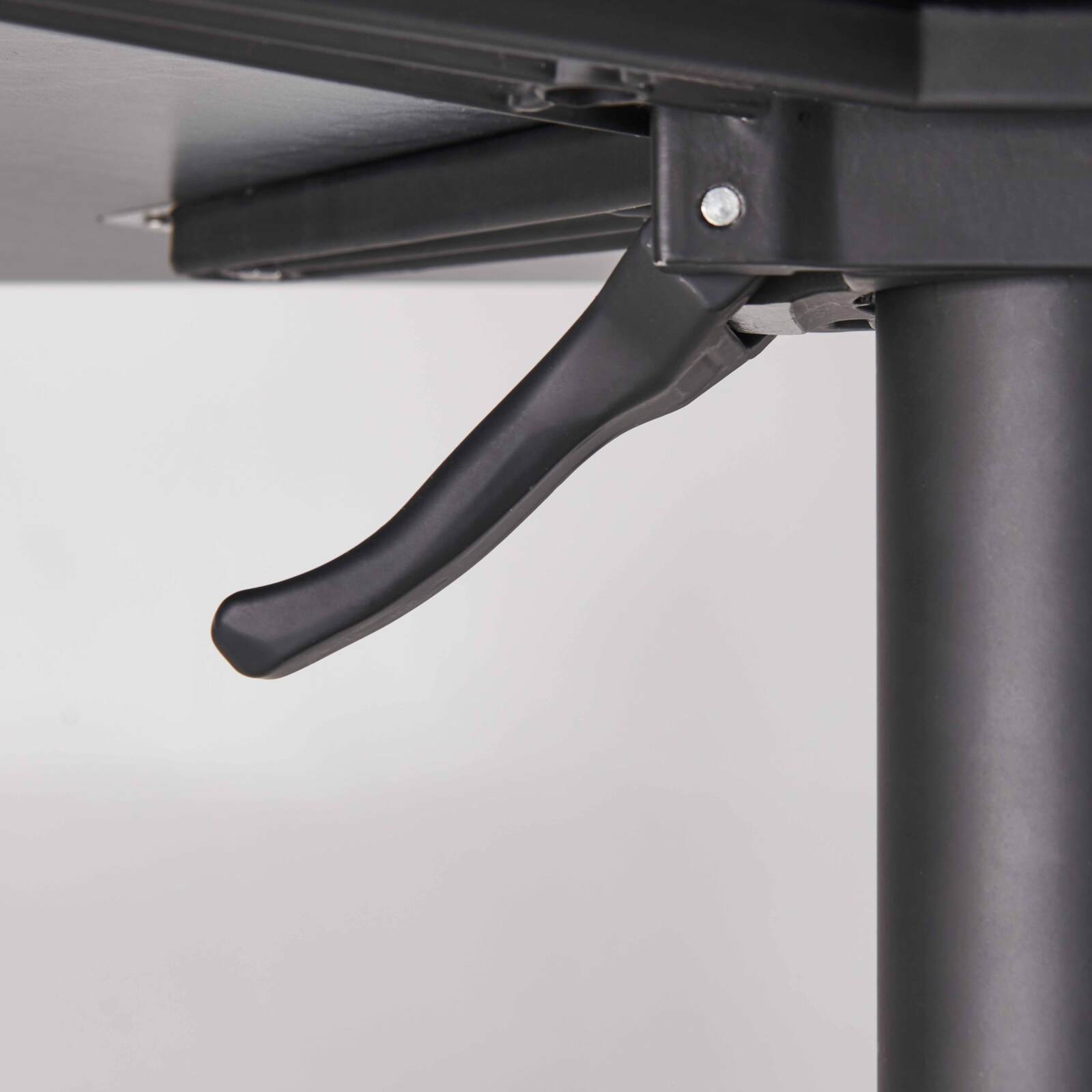 Tavolo inclinabile in laminato 60x60 cm con gamba nera e sedie in metallo