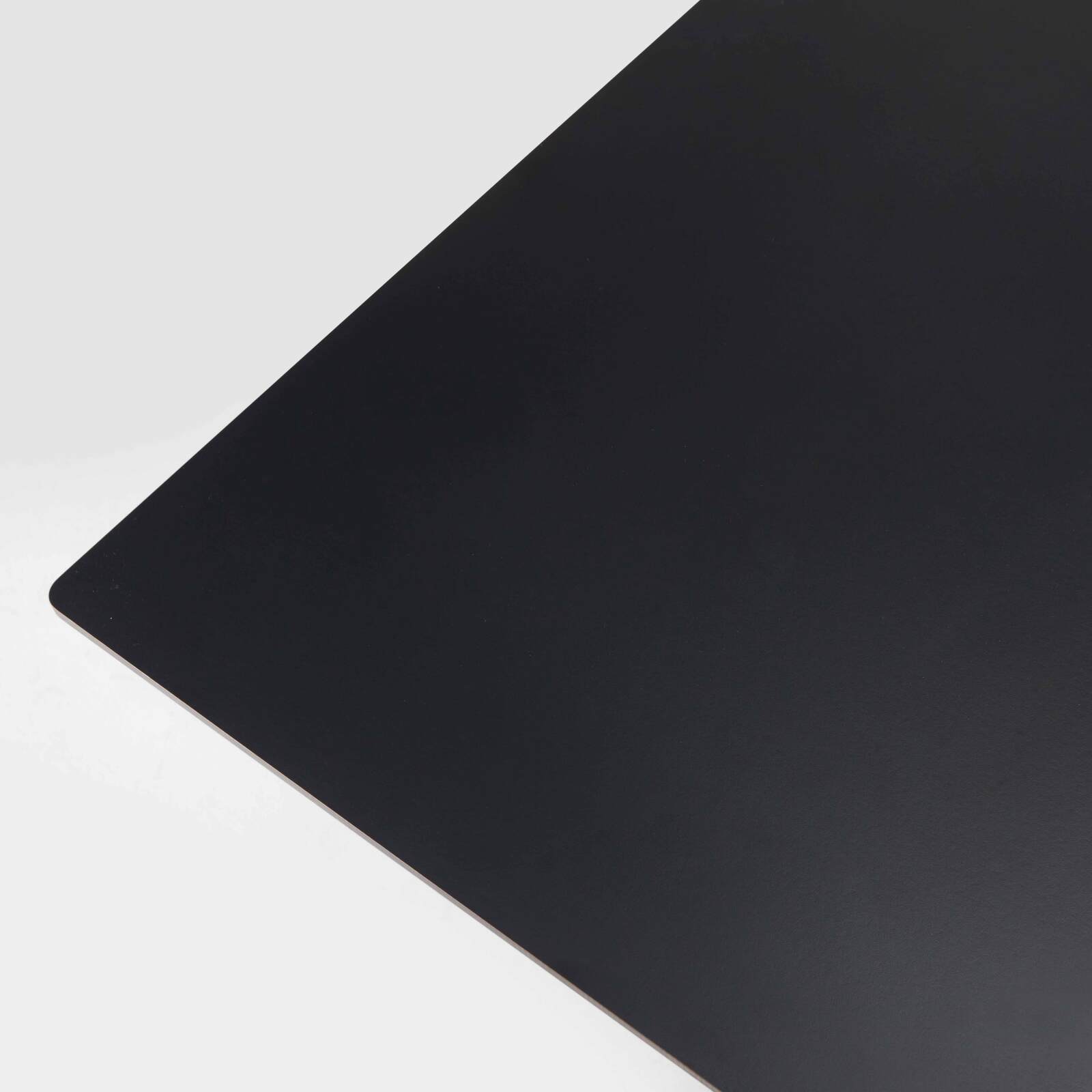 Tavolo inclinabile in laminato 60x60 cm con gamba nera e sedie in metallo