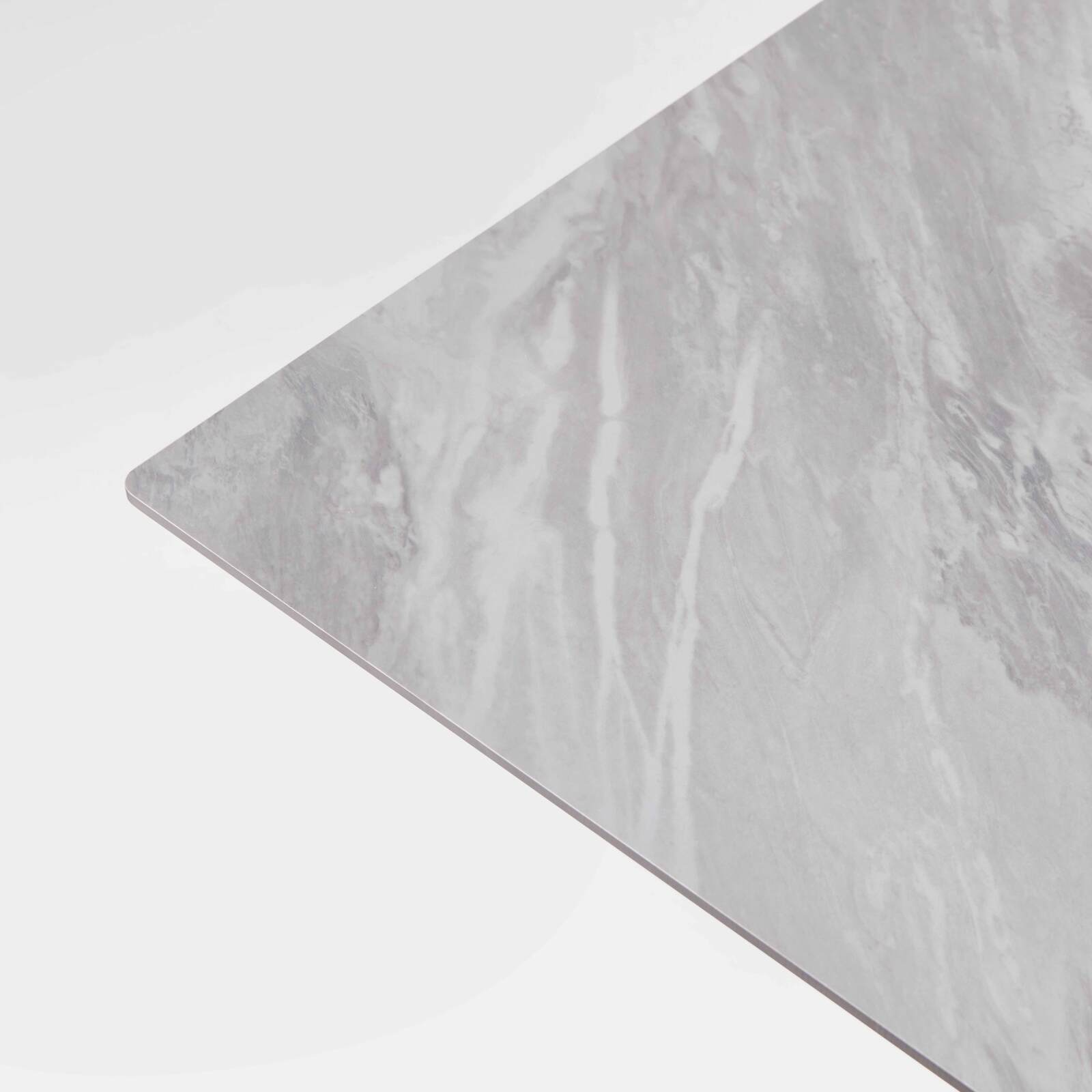 Tavolo inclinabile in laminato 70x70 cm con gamba nera e sedie in metallo