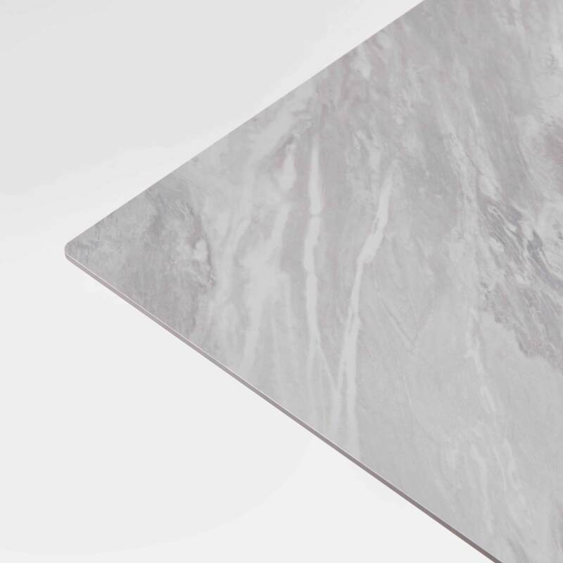 Tavolo inclinabile in laminato 70x70 cm con gamba nera e sedie in metallo