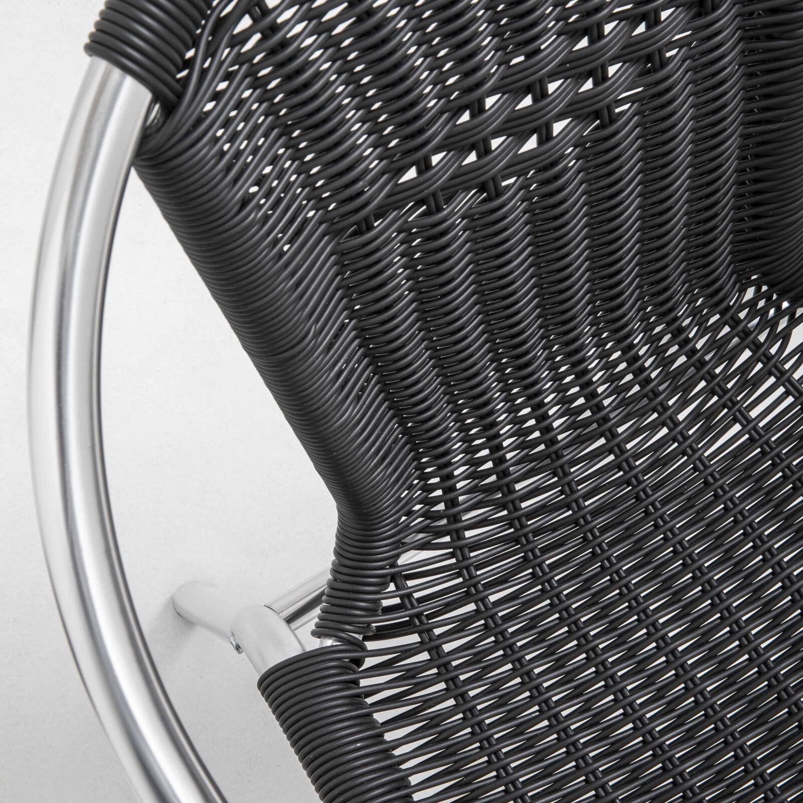 Tavolo da giardino quadrato 70 x 70 cm e 4 sedie con braccioli impilabili in resina intrecciata