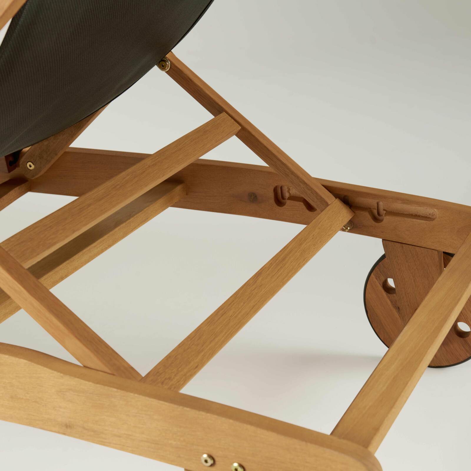 Set di 2 lettini prendisole reclinabili in legno FSC® con ruote Set di 2 lettini prendisole reclinabili in legno FSC® con ruote