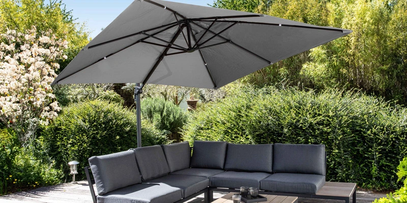 Ombrellone a braccio quadrato con struttura in alluminio e palo girevole