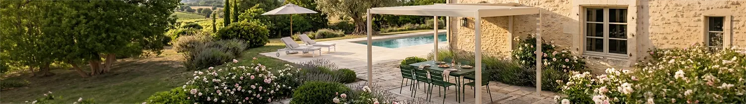 pergola tendenza 2026 in alluminio color crema su una terrazza completa