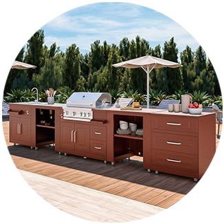 Cucine da esterno modulari in legno con barbecue integrato e ombrellone su terrazza in legno