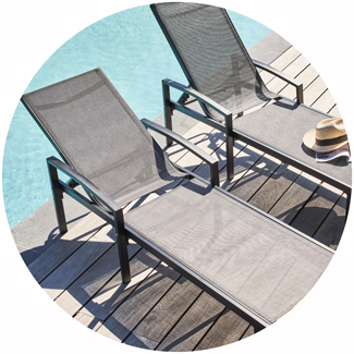 Sdraio in textilene grigio posizionate a bordo piscina