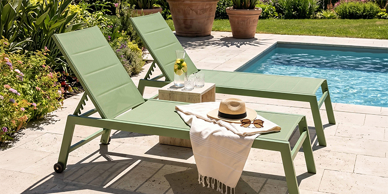 Sdraio da giardino in alluminio con tavolino in legno bordo piscina