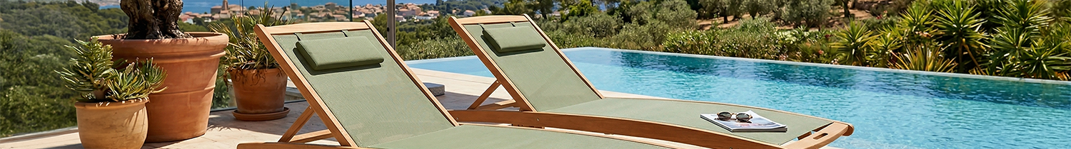 Sdraio da giardino in legno reclinabili con ruote color verde salvia bordo piscina