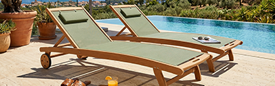 Sdraio da giardino in legno reclinabili con ruote color verde salvia bordo piscina
