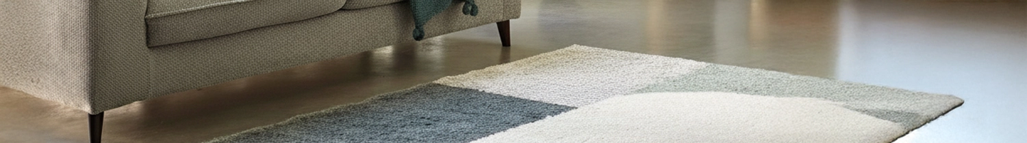 tappeto con motivi geometrici e divano da salotto