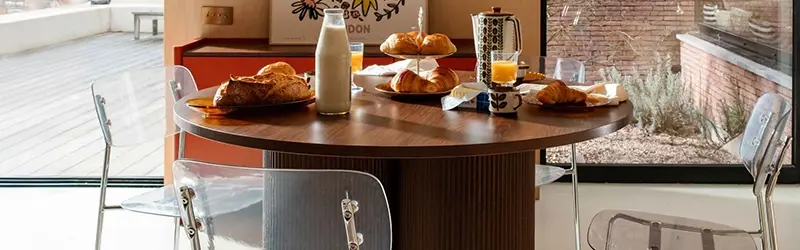 tavolo da pranzo effetto legno compatto con sedie