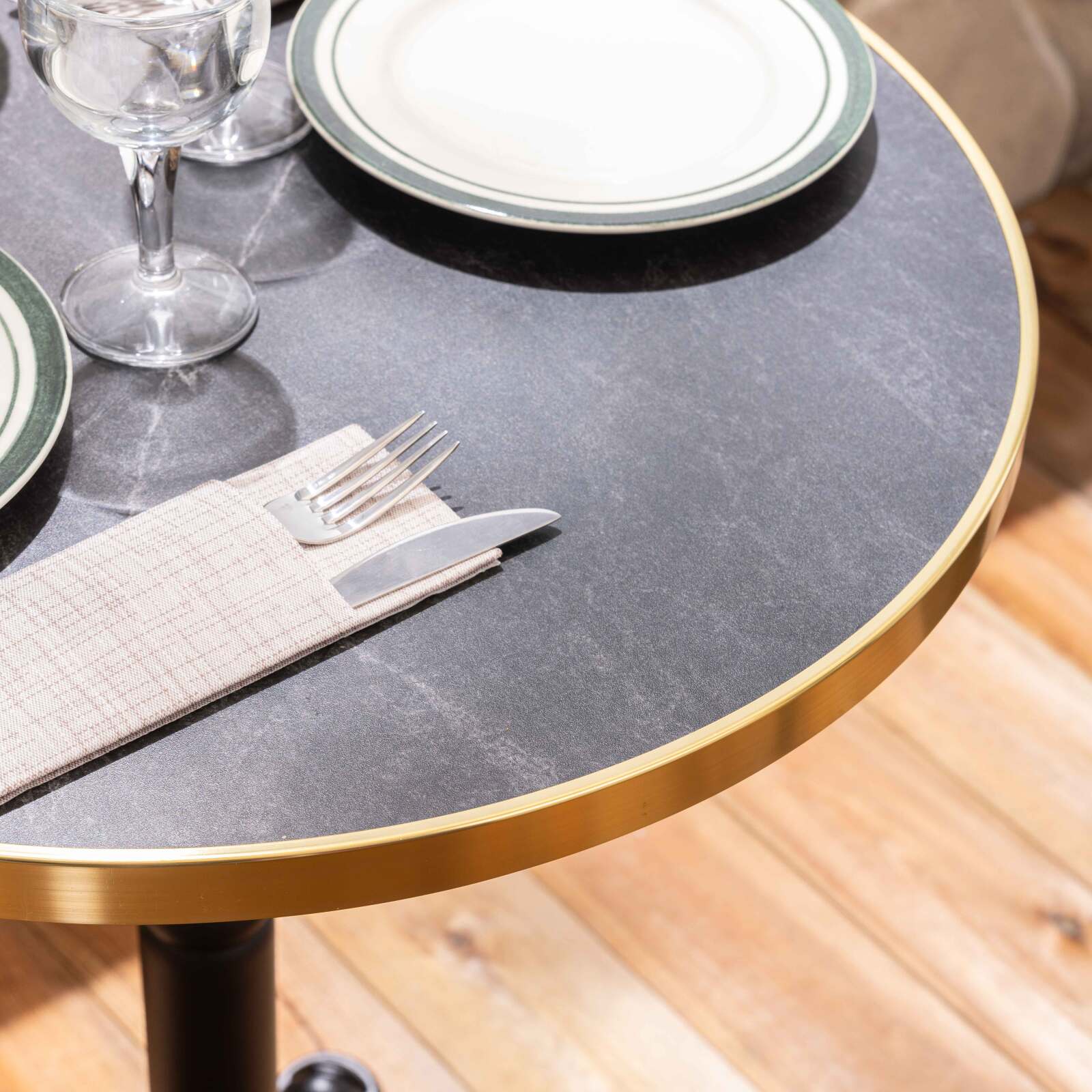 Tavolo da terrazza in compensato con bordo in alluminio ⌀60 cm e 2 sedie in stile bistrot parigino