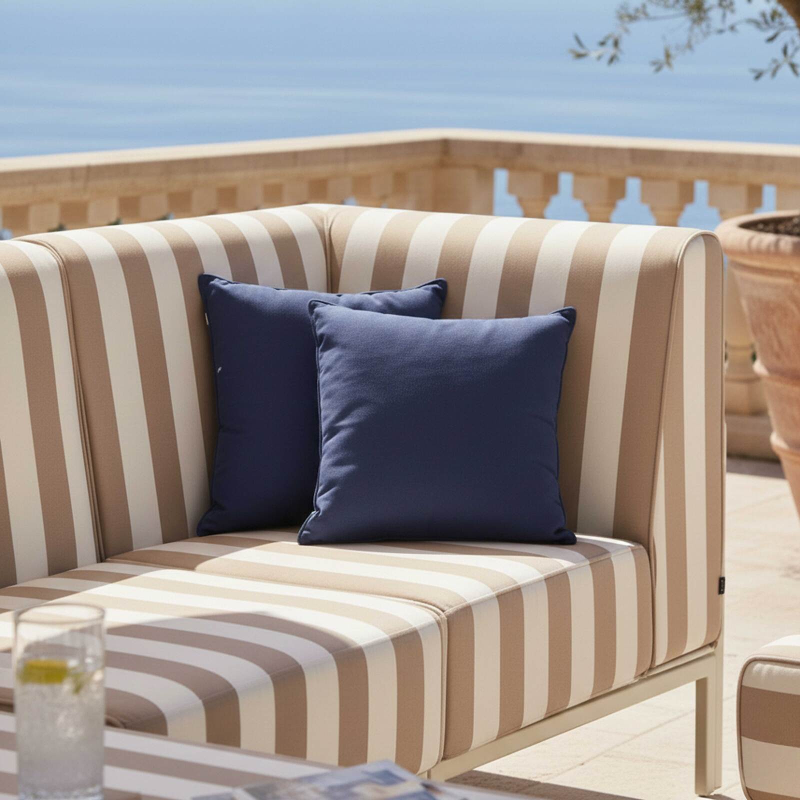 Divano modulare da esterno a righe 4 posti con 1 poltrona, 1 poltrona angolare, 1 chaise longue e 1 pouf