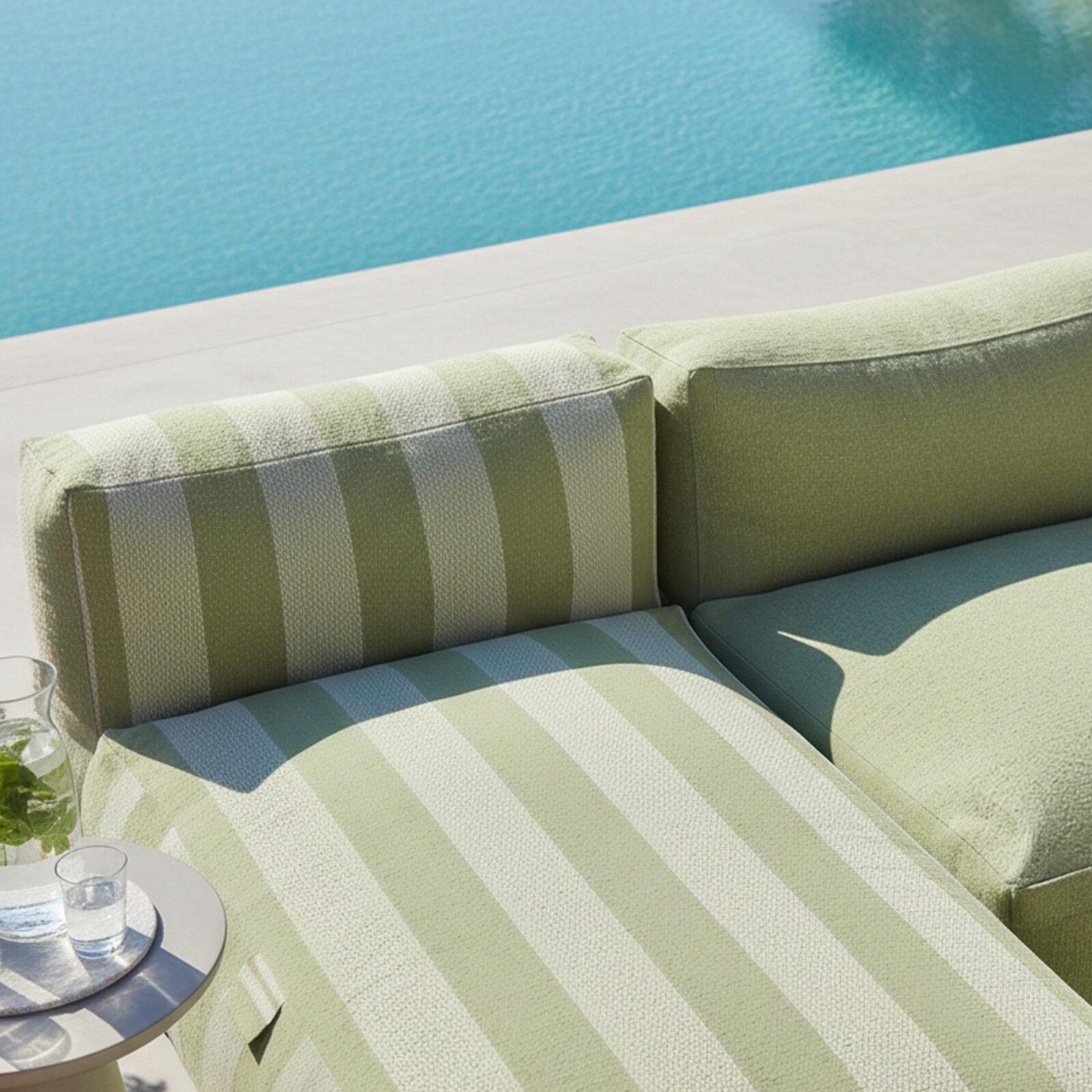 Divano modulare da esterno a righe 4 posti con 2 poltrone, 1 poltrona angolare, 1 chaise longue e 1 pouf